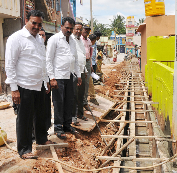 ತುಮಕೂರು: ಶಾಸಕರಿಂದ ನಗರದ ಚರಂಡಿ ಕಾಮಗಾರಿ ವೀಕ್ಷಣೆ